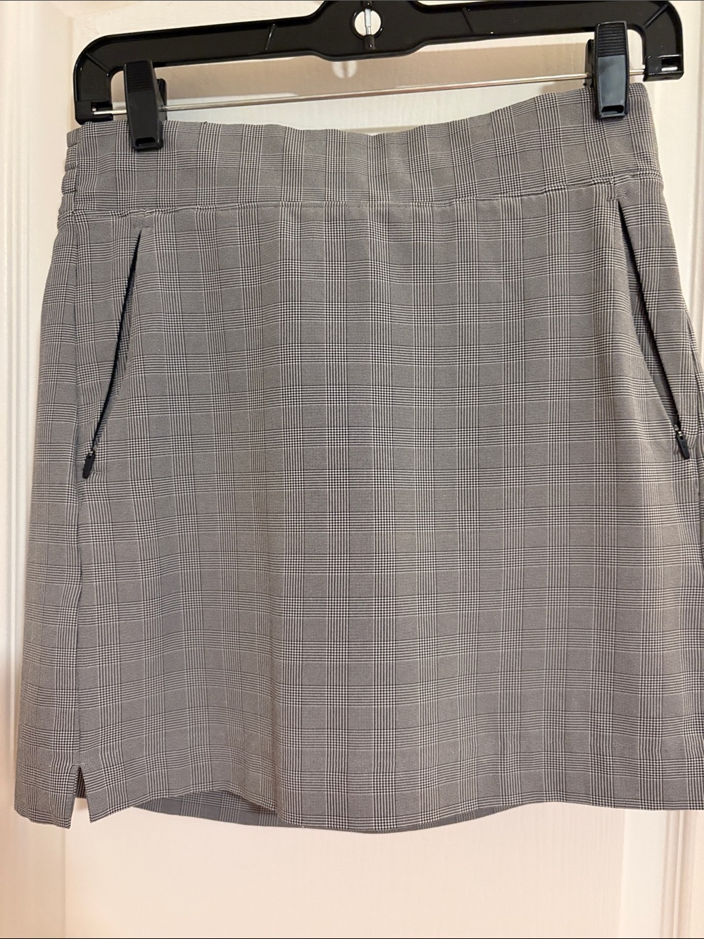 Athleta  size 2 Black and white Glen Plaid skort